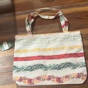 Keiki Dept Lei Floral Patterned Tote Bag